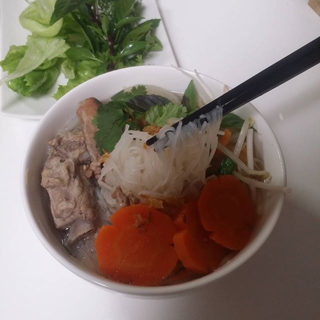 ho tiuホー・ティウベトナムの麺というとフォーが有名だけれど、これはもう少し細く、角のある麺になっている。