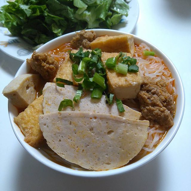 bun rieu（ブンリュウ）トマトベースの米粉麺の料理。発酵食品を使うため独特の臭みがあるので、日本人は苦手かもしれないけれど、臭みがないとどうにも味気ないという料理。今回はフレッシュトマトを使わず、トマトケチャップで味付けするという荒業に成功。