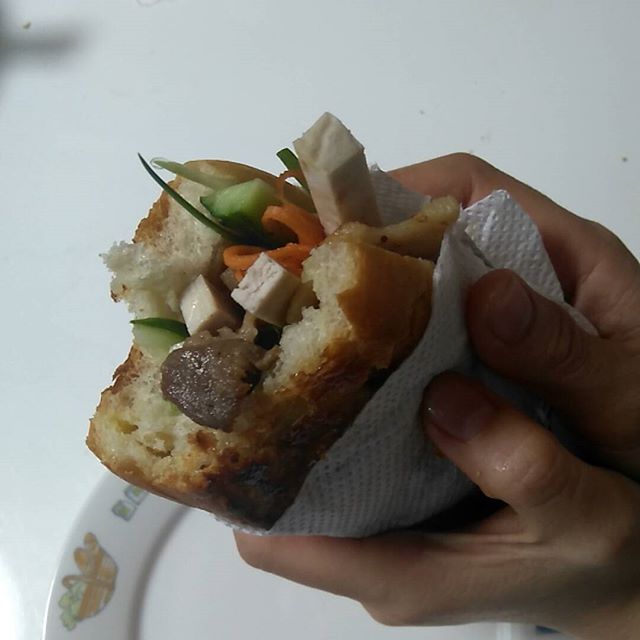 hom nay vo da lam banh mi cha lua